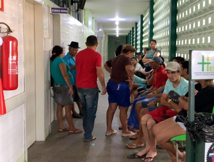 Fila de espera para atendimento médico no Hospital Dirceu Arcoverde em Parnaíba